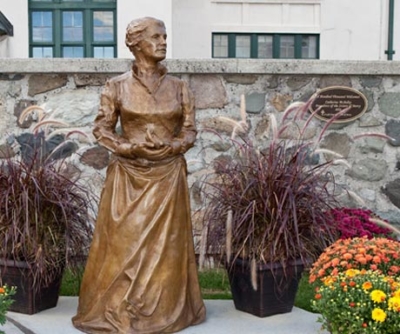 statue
